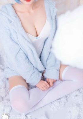 女子喂乌龟火龙果第2天获炫彩神龟-清晰免费高清视频播放