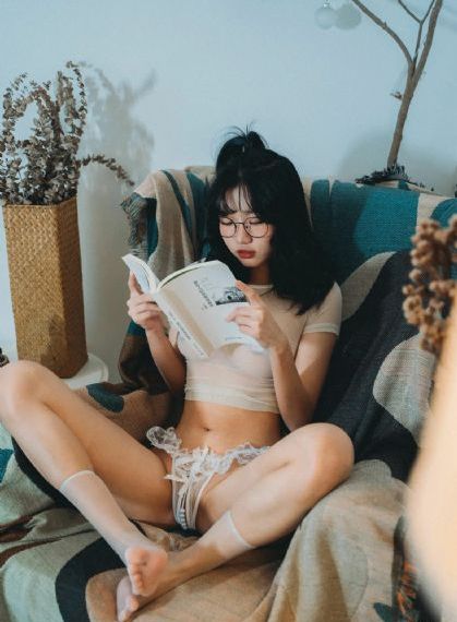 女人脱了内裤趴开腿让男躁动漫-国语正片老版国语字幕